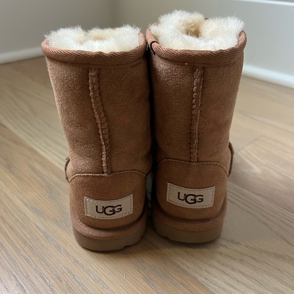 ❌SOLD❌ Kids Ugg classic short boot - sz 11 - Picture 2 of 4